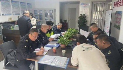 排查风险隐患,筑牢安全防线,青城交警走进“两客一危”企业开展交通安全大检查