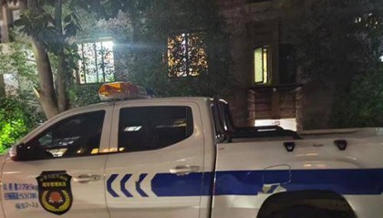 江苏一城管执法车被指停进小区堵车库,涉事部门回应