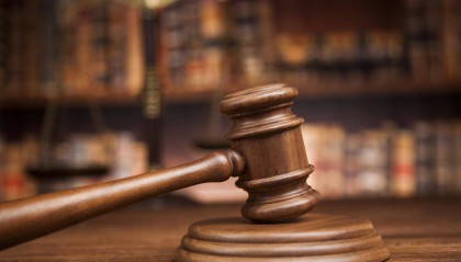 男子入室盗窃被发现后竟将女子压在床上,一审被判6年半 上诉称不构成抢劫罪而是想猥亵对方被驳回