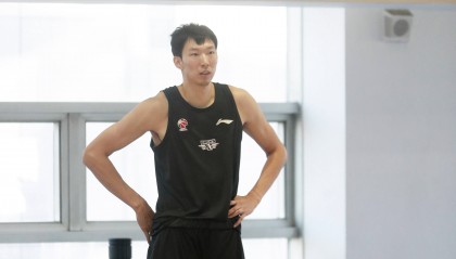 手冷!周琦4+8零运动进球 离谱中投+背打失误