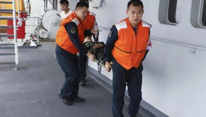 国防部:海军舰艇在黄岩岛海域执行任务期间救助一名患病渔民