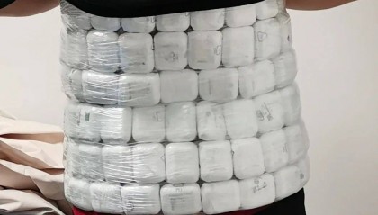 “腹肌男”过海关被查!腰上竟然绑着100个耳机!
