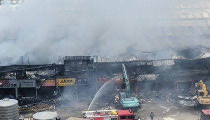 云南昆明官渡区一商贸城发生火灾多家店铺被烧,无人员伤亡