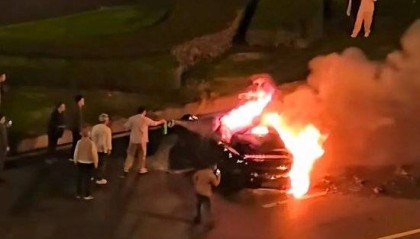 小米SU7碰撞后爆燃,多人救援未果,驾驶员不幸遇难