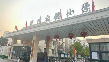 一所县城小学领导被曝套取学生伙食费 记者调查:涉案金额或达数百万元,还收供奶企业回扣