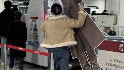 杭州女子带“檀健次”坐地铁被拦,辅警:“檀健次”超高了!