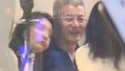 那英老公孟桐被曝出轨,与美女亲密依偎并趁那英不在带回家