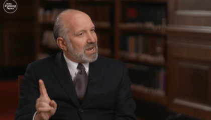 美商务部长又演上了:卖给中国芯片的企业和国家,出卖灵魂