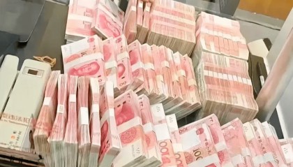 前天我去取钱,工作人员问我取多少,我说取20万。柜员说:“那你预约了吗?”