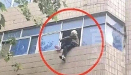 河南102岁老人从三楼坠落,楼下路人和商户紧急营救,目击者:她从窗户里爬出来!