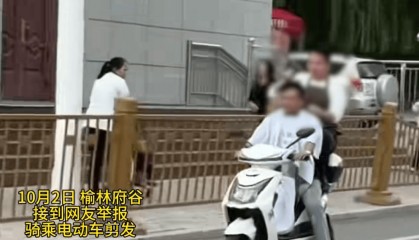 陕西一男子骑电动车时不停理发,被罚款500元、驾驶证记9分;民警呼吁公众注意电动车出行安全