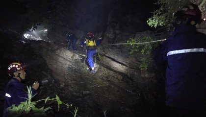 无视暴雨蓝色预警,一男一女密云雨中登山被困