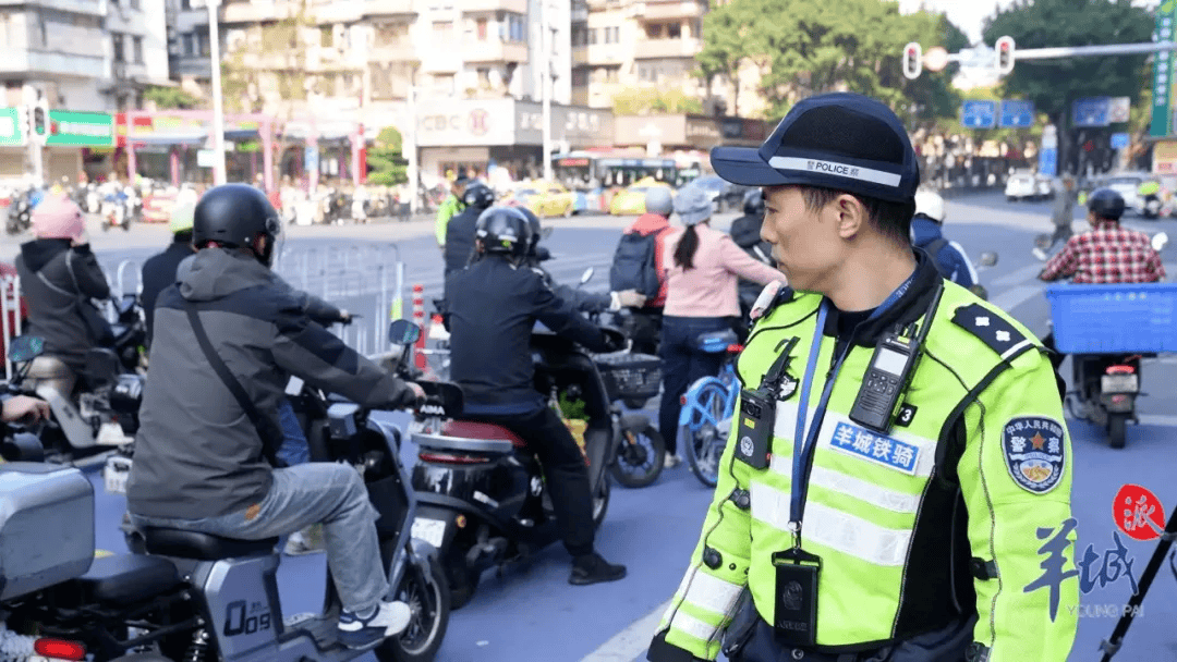 广州电动自行车新规实施首日，有人无牌上路被扣车