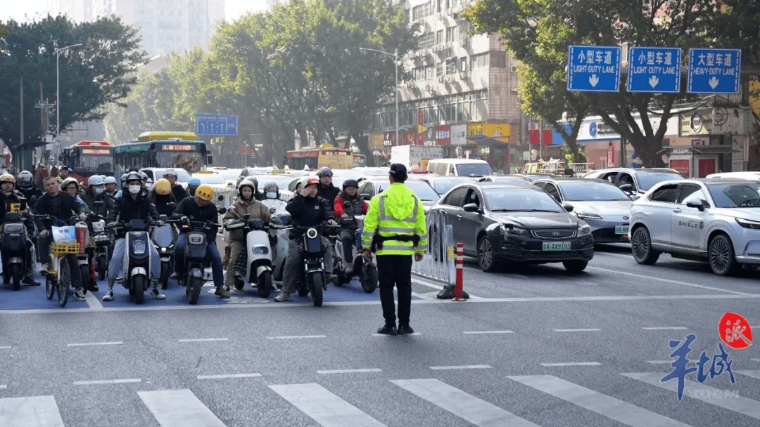 广州电动自行车新规实施首日，有人无牌上路被扣车