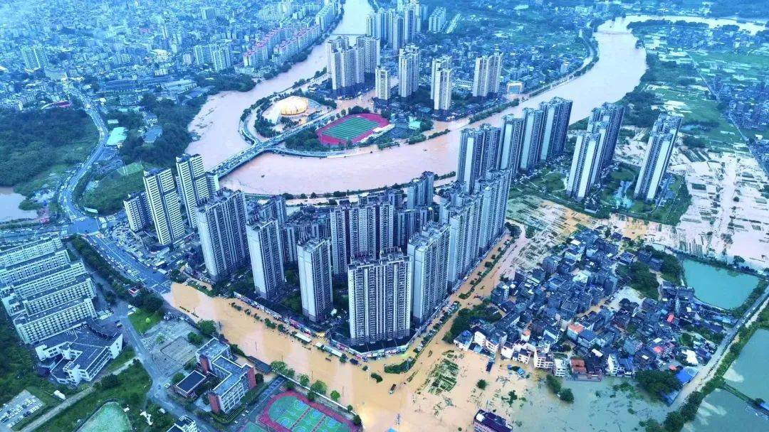 广东怀集突发洪水超百年一遇，当地人讲述：水在慢慢退，长这么大第一次见这么大水