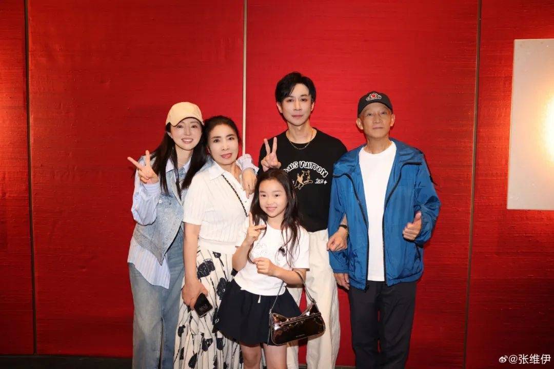 46岁董璇官宣再婚！男方曝出为小9岁演员张维伊，曾在6月晒全家福，女儿小酒窝站C位