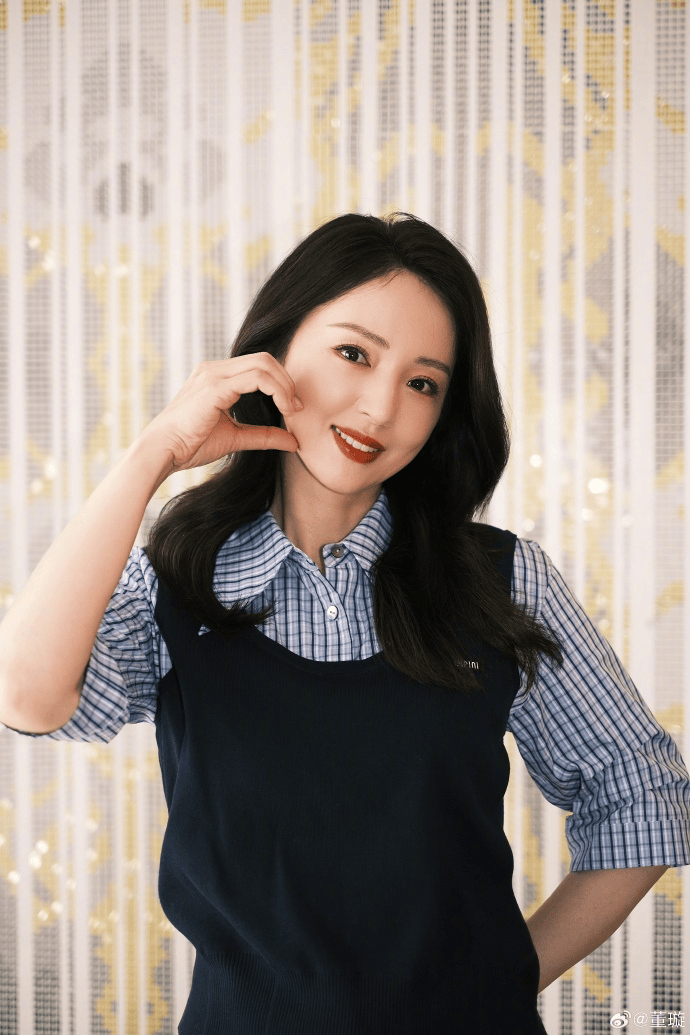 46岁董璇官宣再婚！男方曝出为小9岁演员张维伊，曾在6月晒全家福，女儿小酒窝站C位