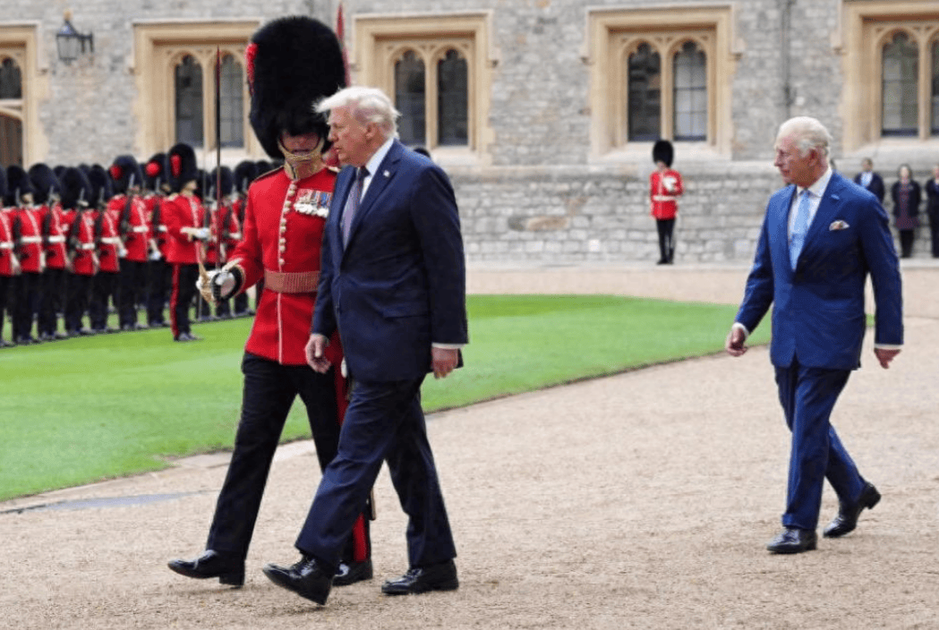 特朗普万万不会想到,他冒着生命危险访英,斯塔默却还给了他一巴掌