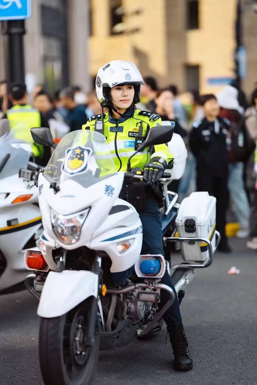 上海外滩“最美女警”被盯上！为了拍她，有人连续蹲守几天