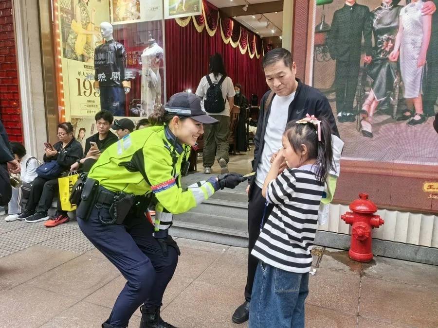 上海外滩“最美女警”被盯上！为了拍她，有人连续蹲守几天