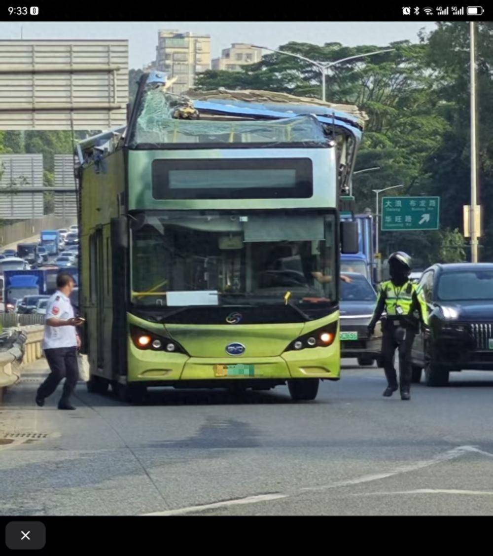 深圳一辆双层巴士高架桥下遭“剃头”,玻璃碎片散落一地,多方回应