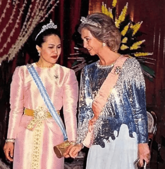 泰国王太后诗丽吉去世,留下19顶奢华王冠和她的传奇一生