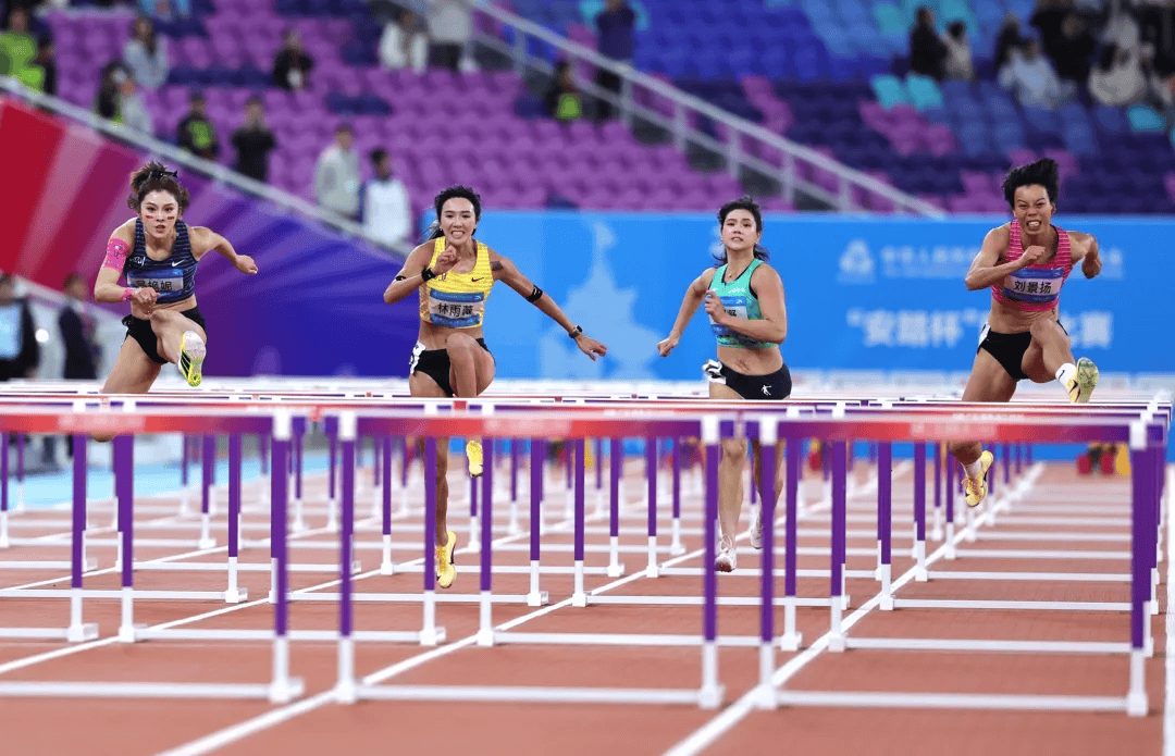 吴艳妮摘银颁奖台上仰面爆哭，三届全运会无缘金牌，回应“能否坚持下一届”；刘景扬夺冠后称不是“黑马”，妈妈激动落泪：没人看好她